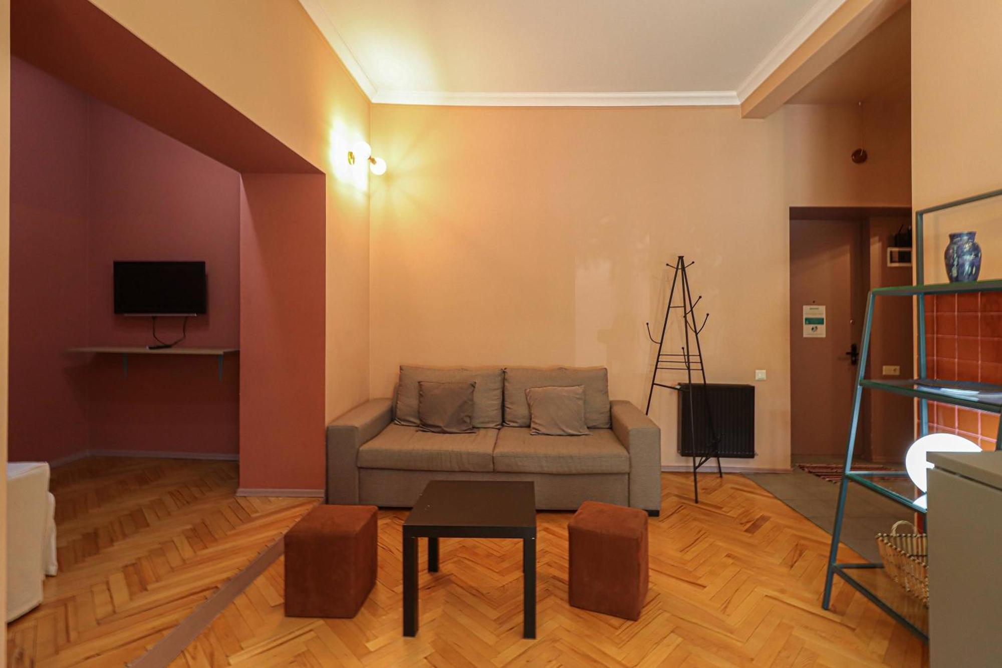 Апартаменти Spacious 1br In The Heart Of *