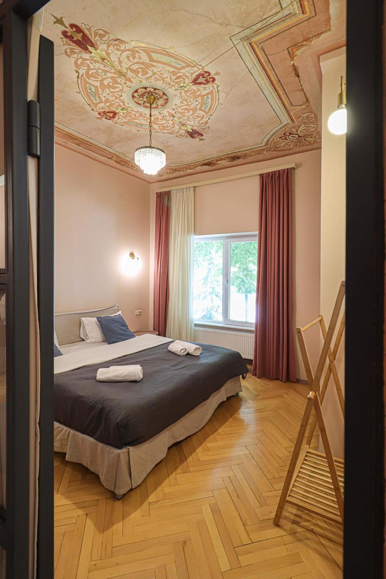 Spacious 1br In The Heart Of *